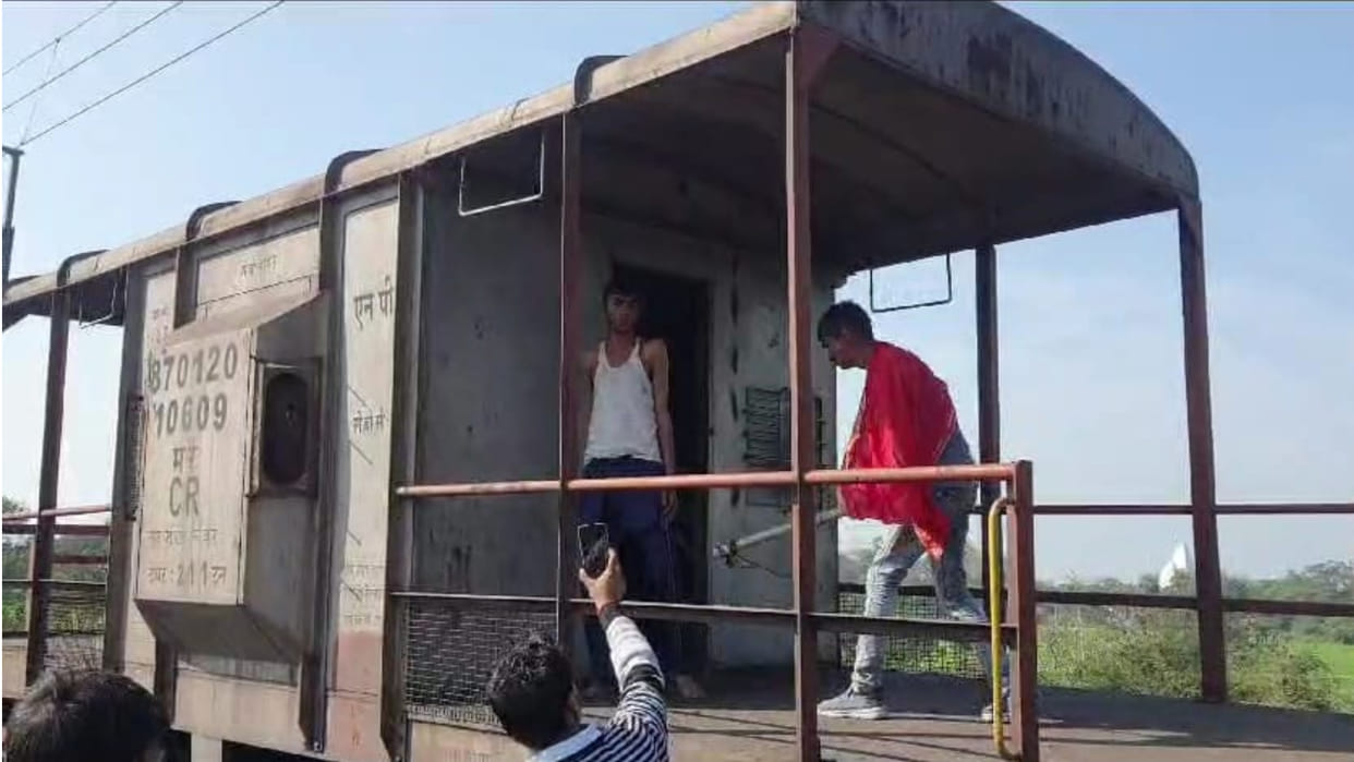 Mentally disturbed person stops moving goods train in Damoh