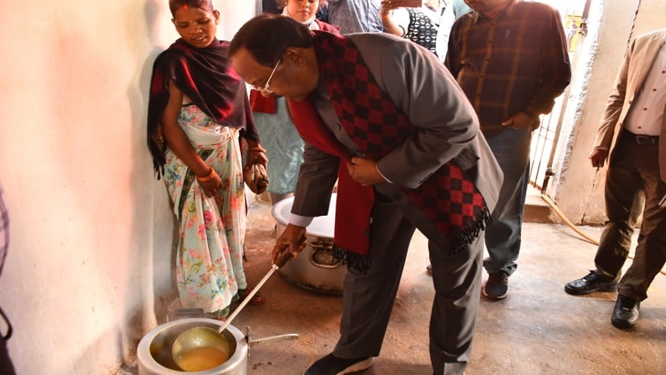 Minister Ramvichar Netam did surprise inspection of residential schools in Balrampur