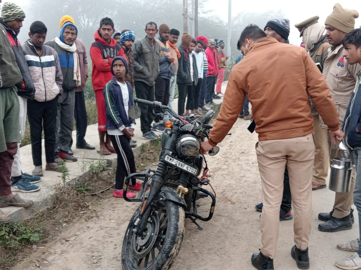 CRPF jawan died and one injured after bike collides with divider in mirzapur