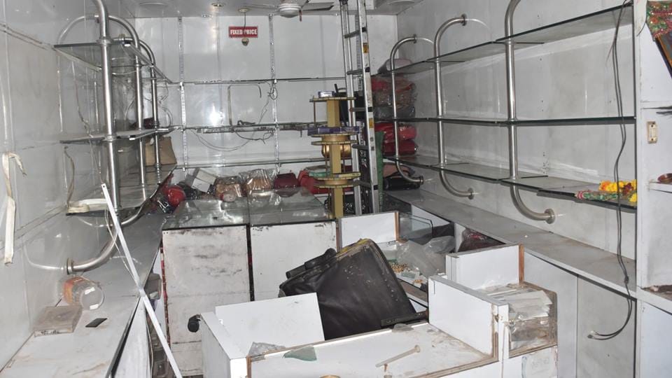 Moradabad: lock of shop was broken, goods worth lakhs were loaded vehicle and taken away.