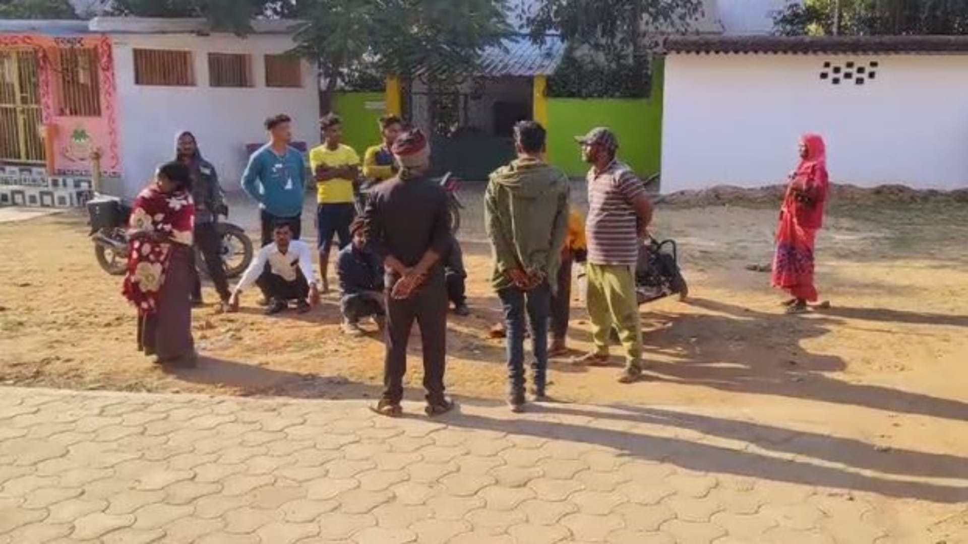 पड़ोसियों के बीच मारपीट