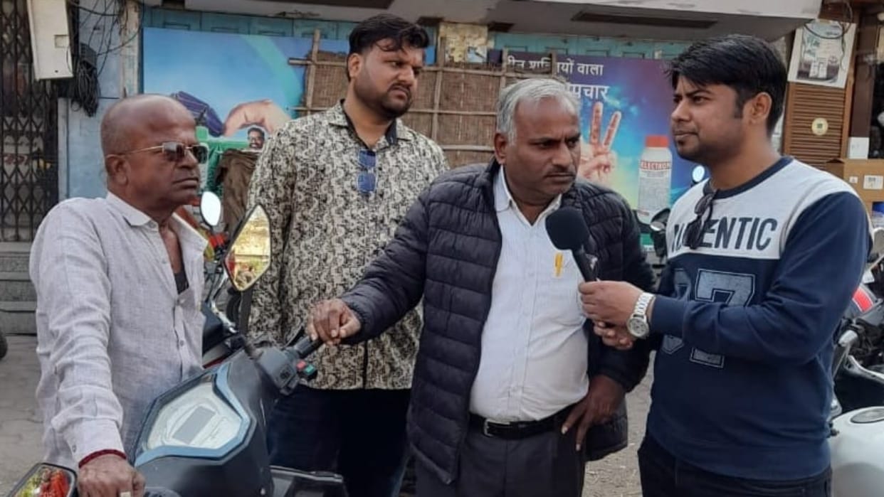 Mandsaur News miscreants ran away after stealing a bag containing Rs 2 lakh from outside the bank