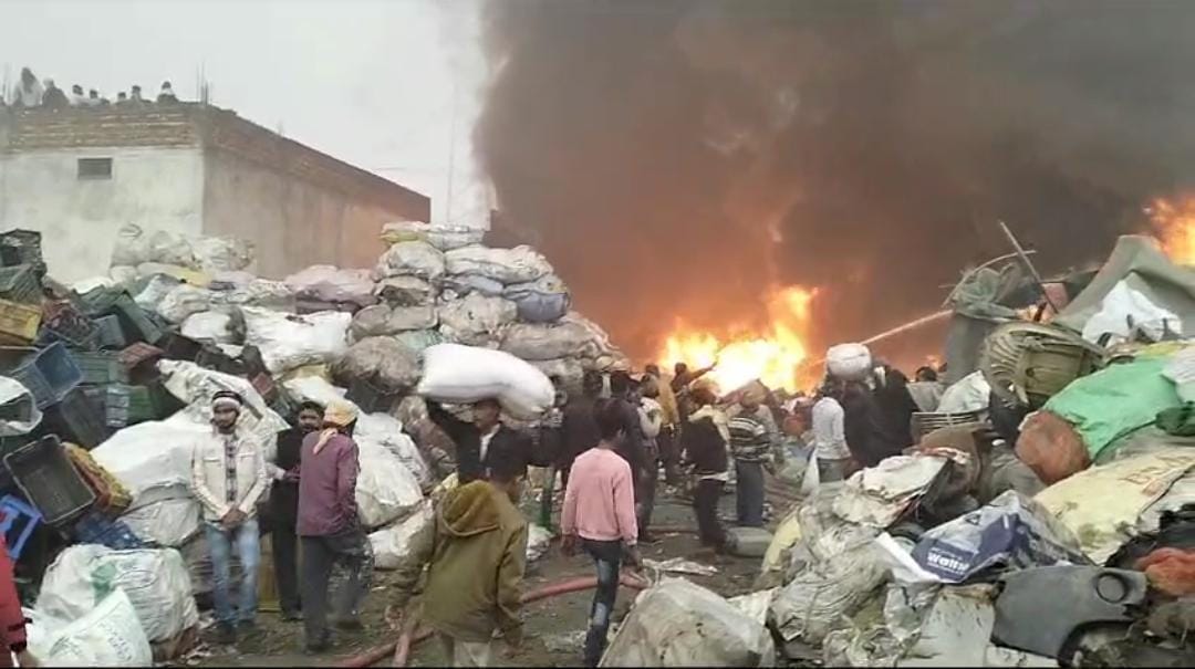 Fire broke out in plastic warehouse in Muzaffarnagar and team controlled it with effort