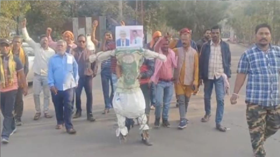 Land displaced people burnt effigies of CMD and GM Kusmunda in Korba