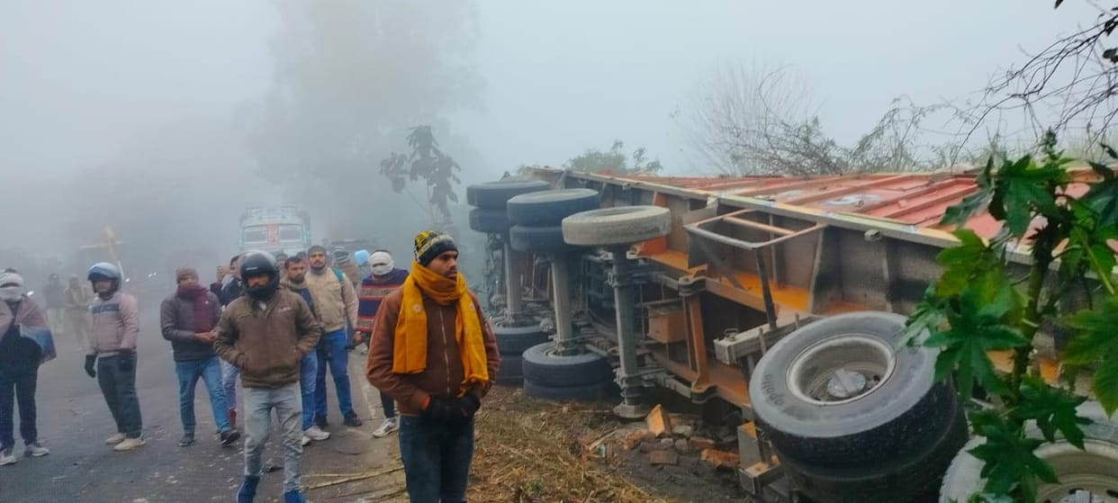 A truck went out of control and overturned in Daurala of Meerut and a laborer was injured