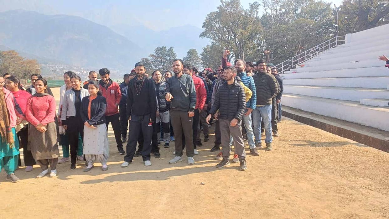 Dharamshala: Youth roared in protest against guest teacher recruitment, memorandum submitted to DC
