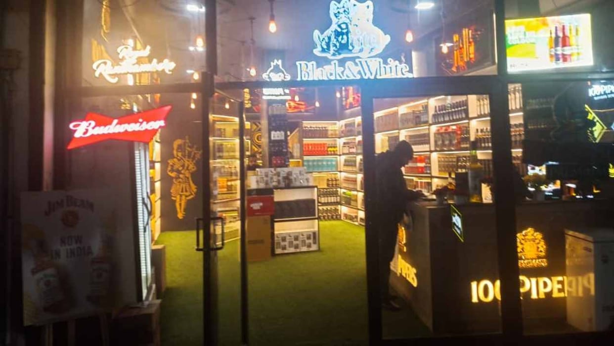 Loot in liquor shop at gunpoint in Phagwara of Punjab