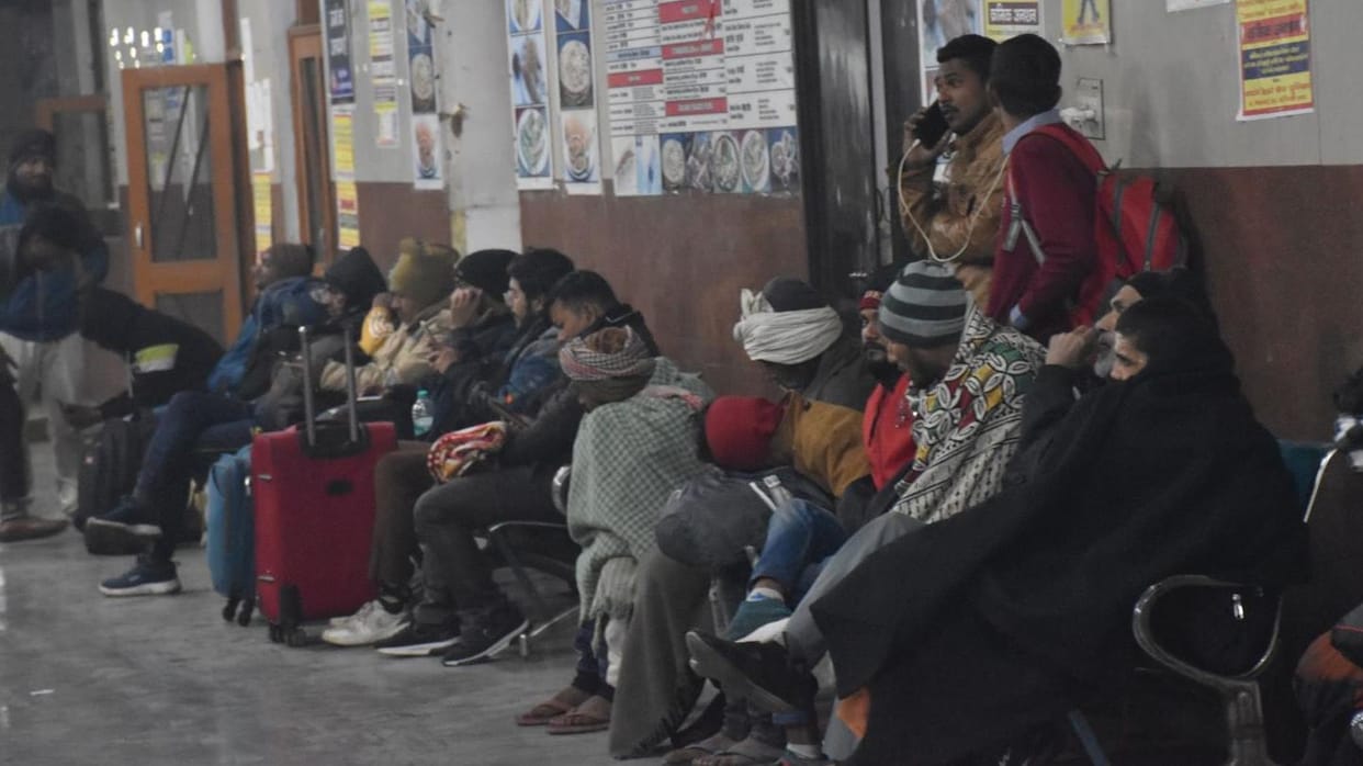 Railway News: exam-interview or important work do not go by train, trains are running late hours