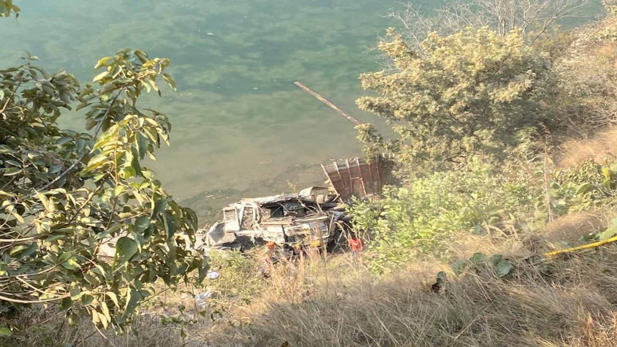 Truck fell into Pandoh Dam, two saved their lives by jumping, driver rescued