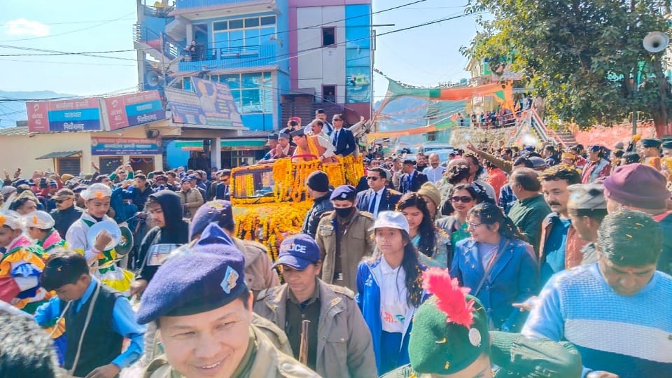 CM Pushkar Singh Dhami welcomed by showering flowers in Pithoragarh