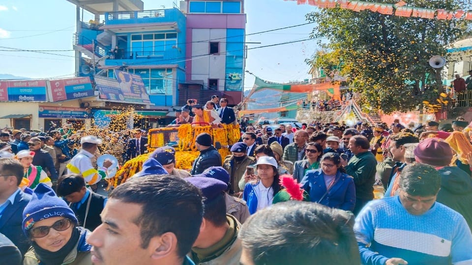CM Pushkar Singh Dhami welcomed by showering flowers in Pithoragarh