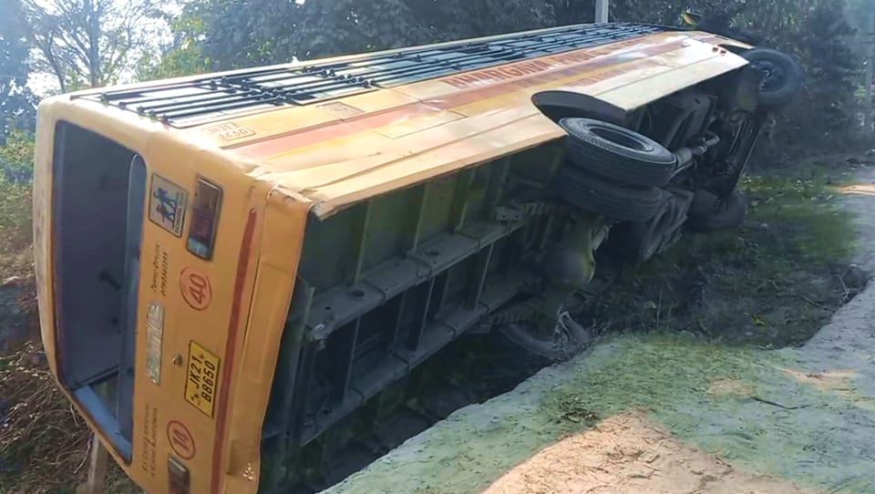 Samba accident: school bus overturned on the highwayeight students and three teachers minor injured