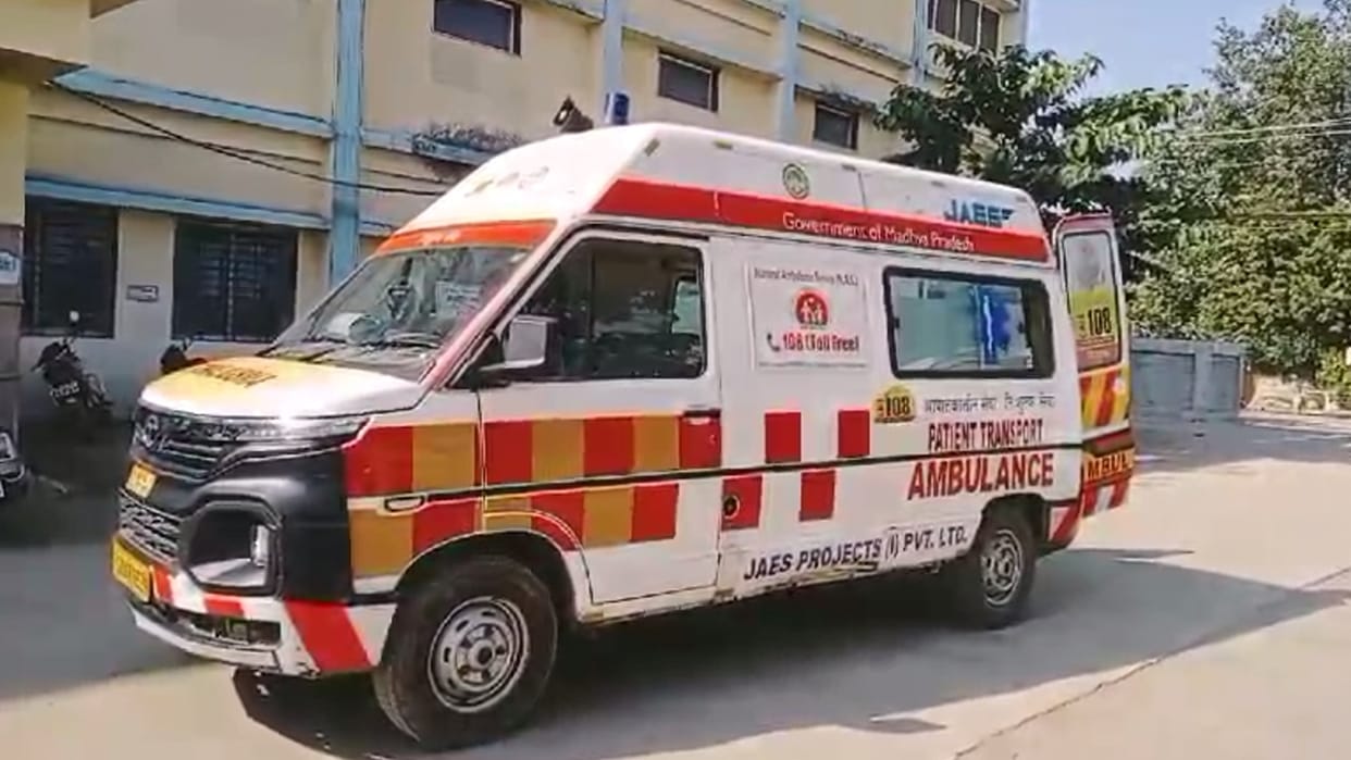 Shajapur Doctors Refer Pregnant Woman To Shajapur She Delivers In Ambulance