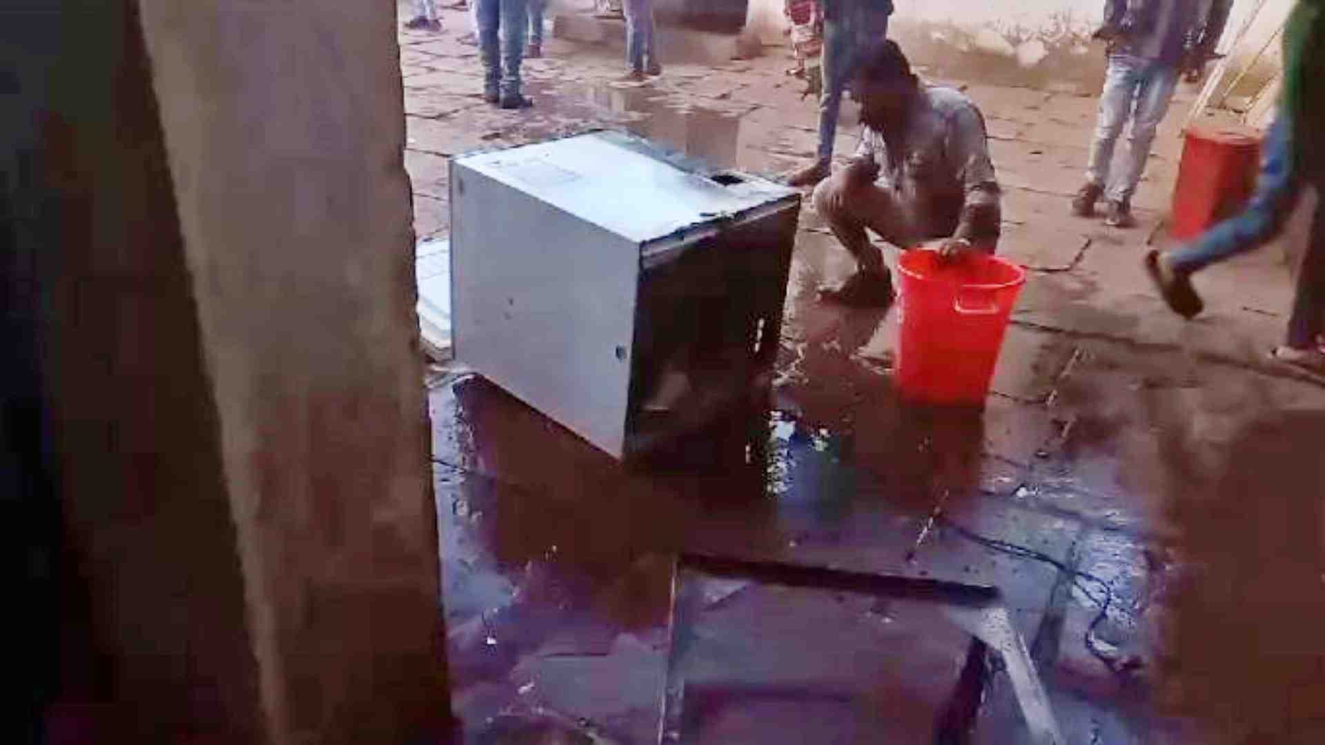 धमाके के बाद बाहर निकाला गया फ्रीज।