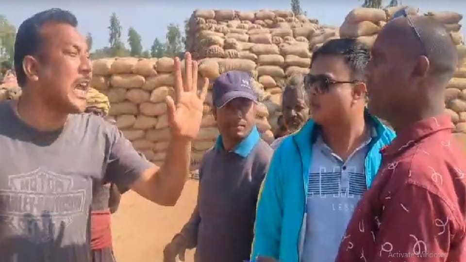 धान खरीदी केंद्र पर किसान से होता विवाद