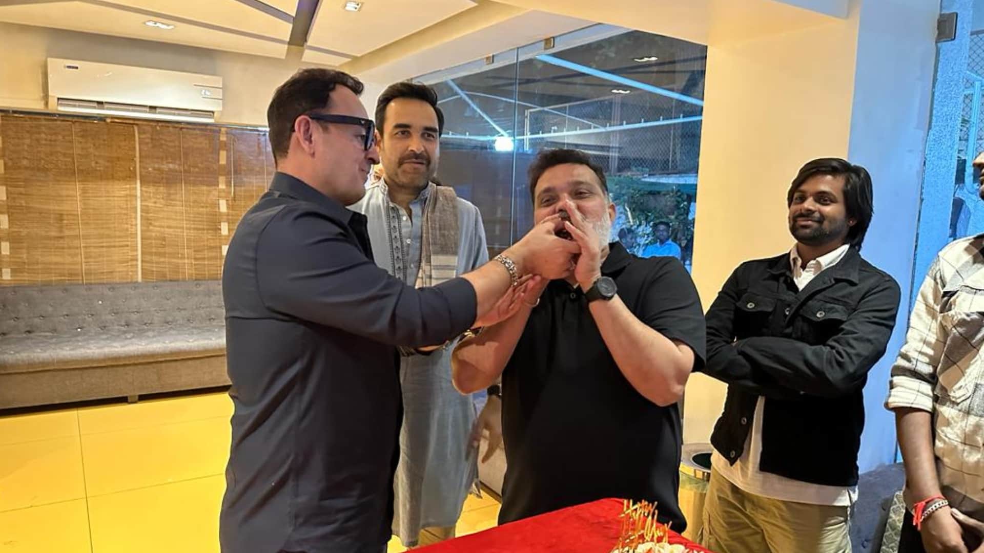 Producer Vinod Bhanushali celebrates birthday with cast and crew of movie main atal hoon gifted Jagadamb sword