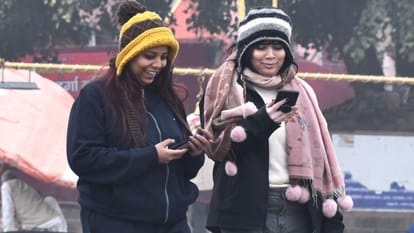 Varanasi Weather: काशीवासियों को चार दिन और सताएगी सर्दी, स्कूलों में दो दिन छुट्टी बढ़ी; ट्रेन-विमान प्रभावित Varanasi weather forecast update today very cold school holidays extended two days and affected Train and plan