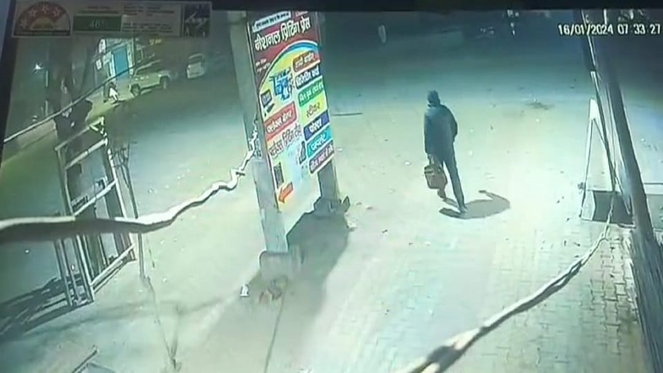 Roorkee: Two miscreants targeted a businessman, threw chilli in his eyes and looted Rs 9.55 lakh.