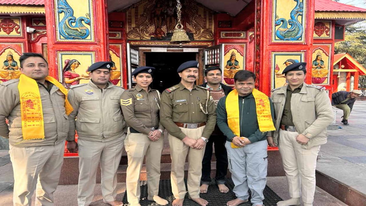 Actor Rajpal Yadav worship at Jakhu temple shimla, also visited Naldehra