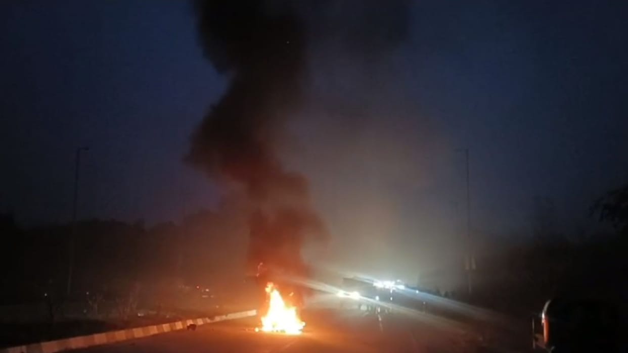 bike caught fire after colliding with Nilgai and overturning in Azamgarh