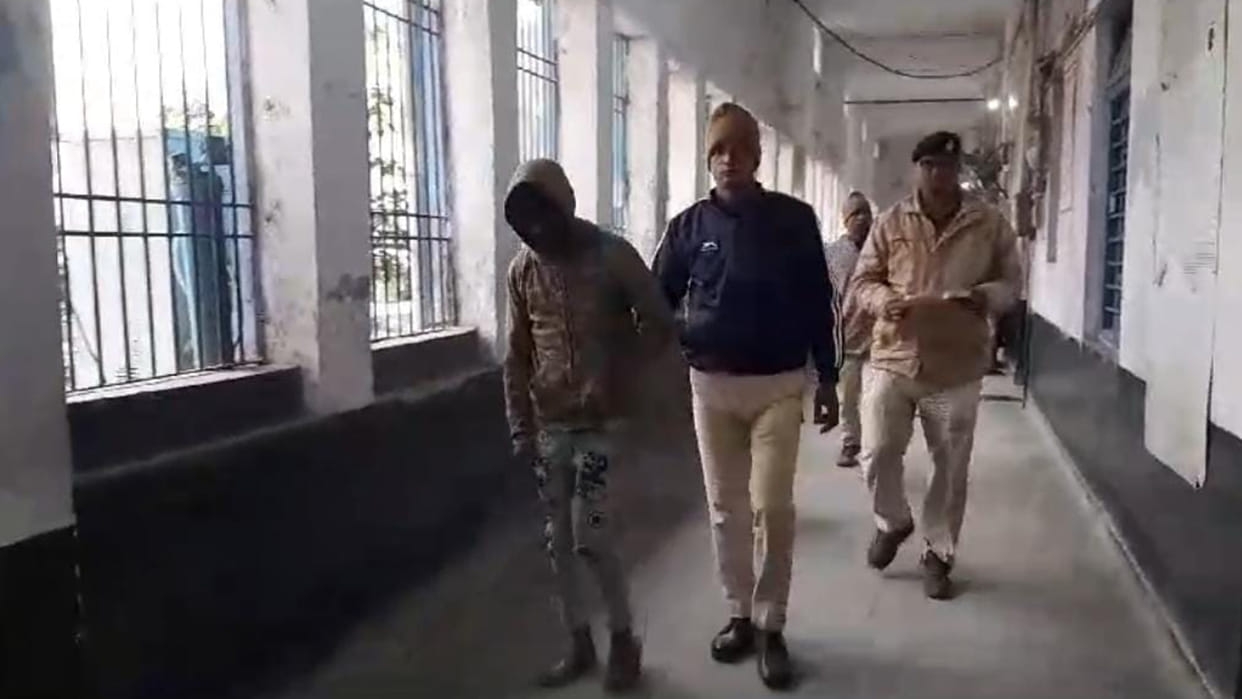 People caught the thief and tied him to a pillar