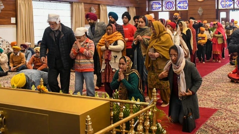 Sangat paid obeisance in Gurudwaras on Prakash Parv of Shri Guru Gobind Singh in chandigarh