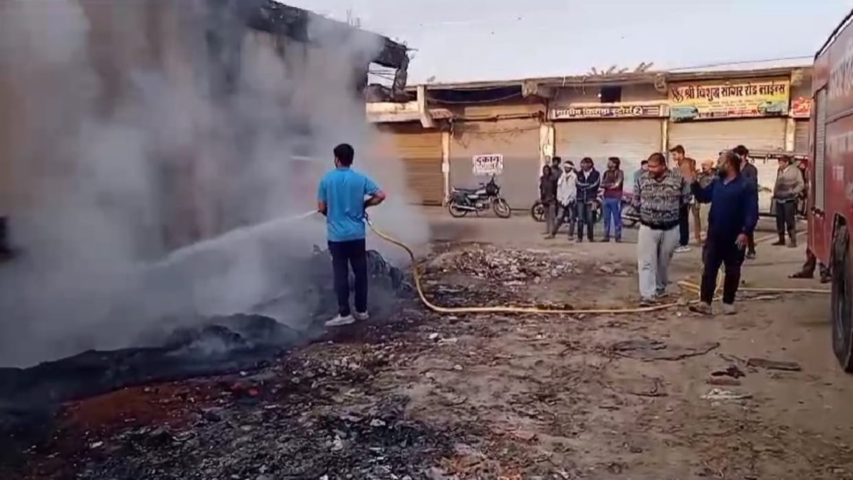 Chhindwara: Loss worth lakhs due to fire in Padam Complex; Fire broke out in agricultural equipment shop