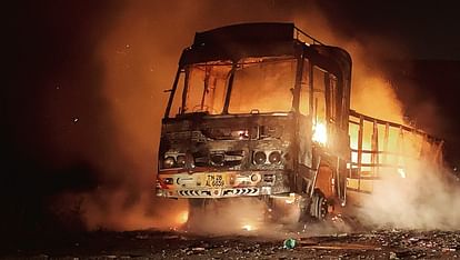 Fire Broke Out In A Truck Loaded With Fireworks, It Was Going From Tamil Nadu To Ayodhya - Amar Ujala Hindi News Live - Unnao:आतिशबाजी लदे ट्रक में लगी आग, धू-धूकर जला...घंटों