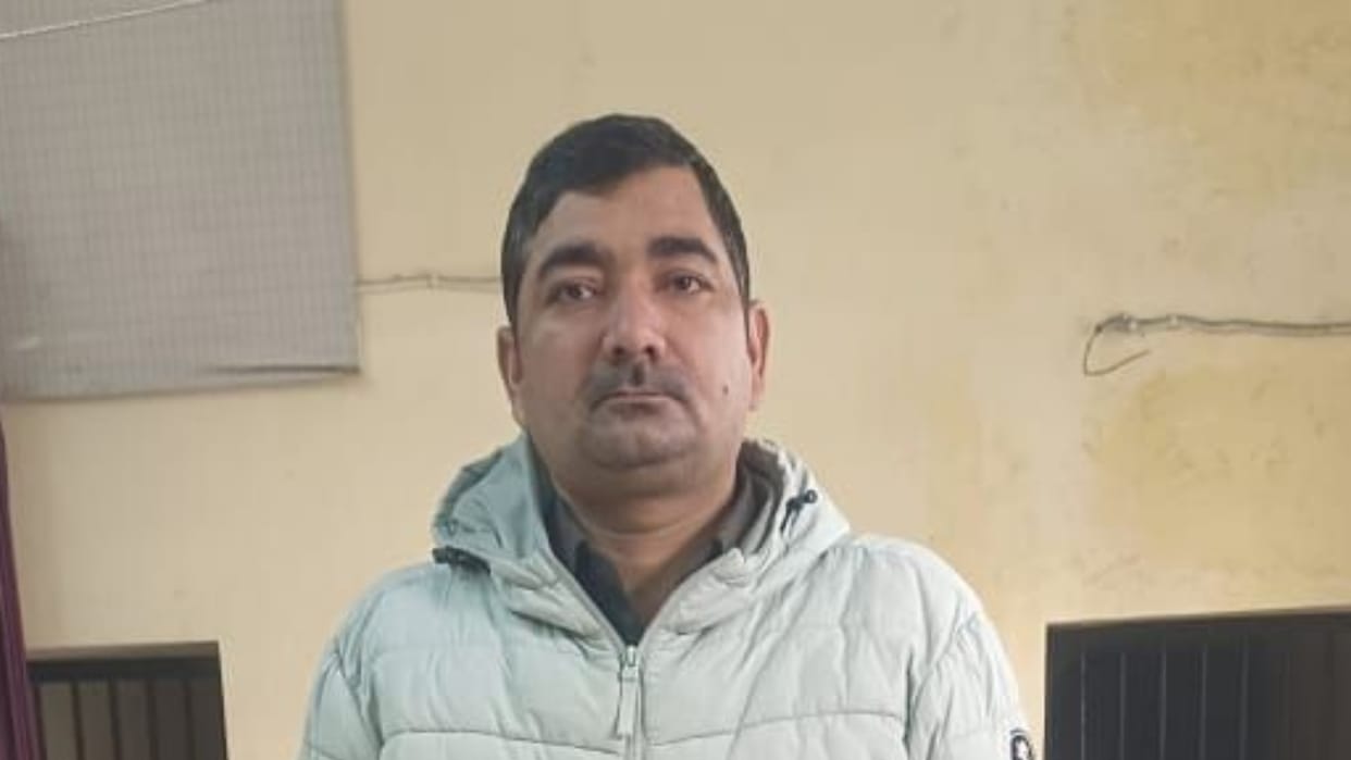 A man threaten a plumber in BJP office in Lucknow.