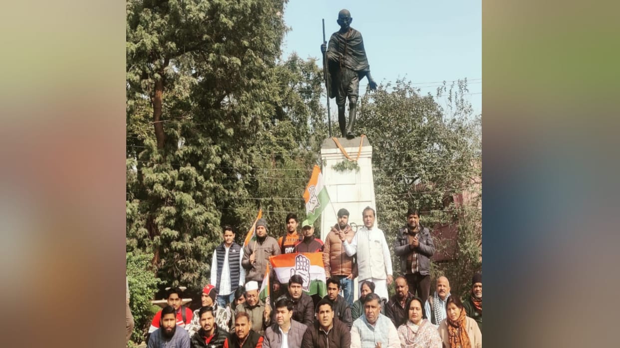 Meerut: Congress workers protested by sitting under statue of Father of Nation Mahatma Gandhi