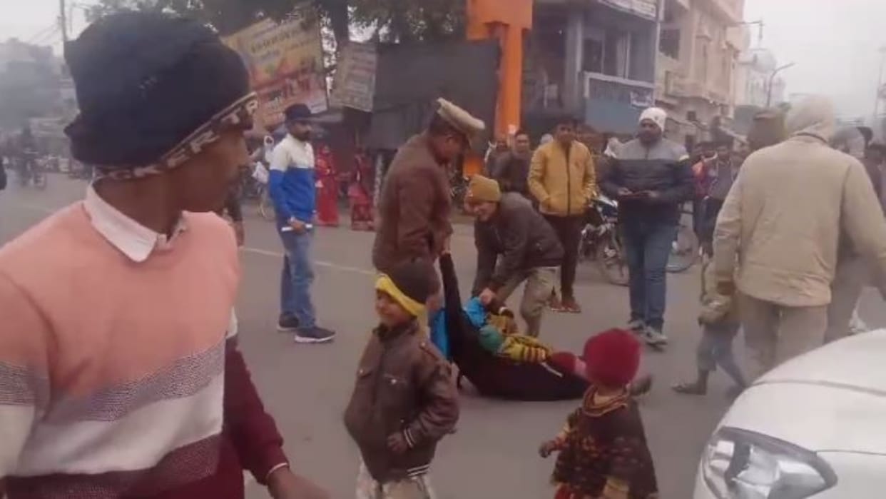 policemen dragged the woman on the road by holding her hand in Lakhimpur kheri