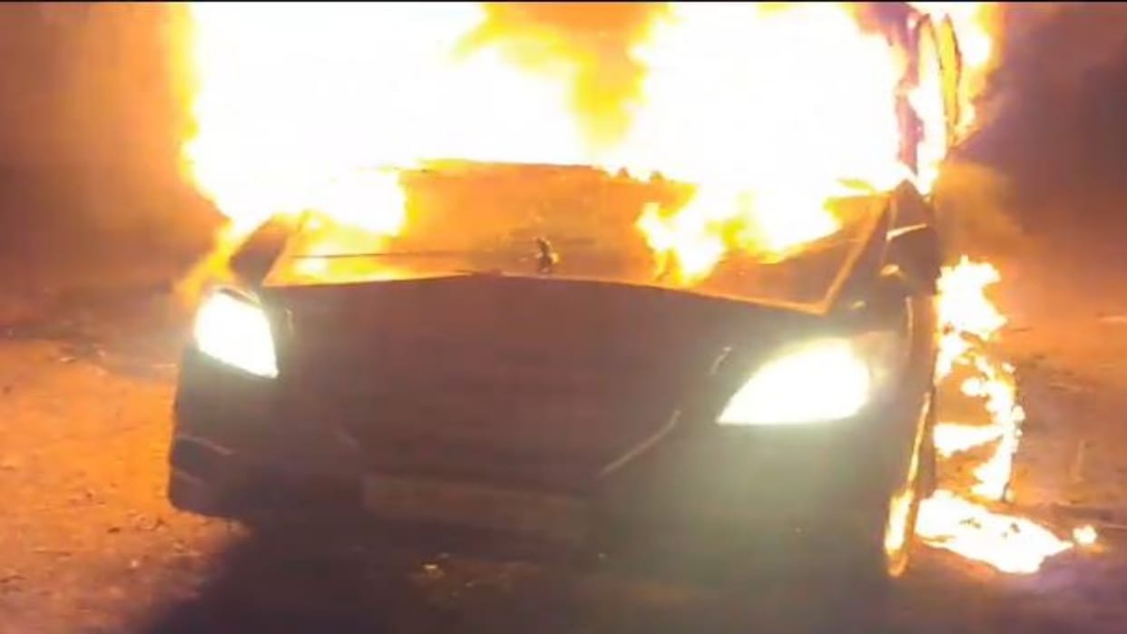 Rajasthan News: Fire broke out in a car parked outside the house due to unknown reason, investigation continue