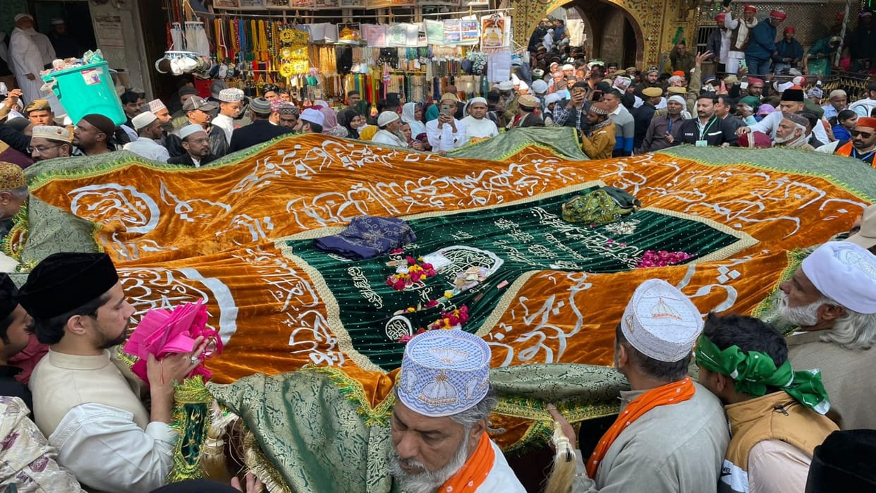 Ajmer Dargah Pakistani pilgrims presented a sheet in the Dargah of Garib Nawaz
