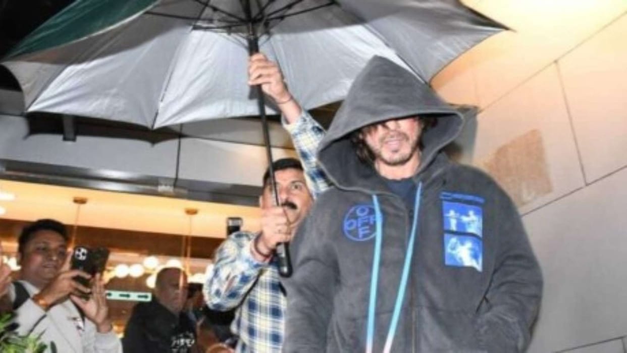 SRK Spotted Shah Rukh Khan lost his temper in crowd netizens speculations on top after seeing the viral video