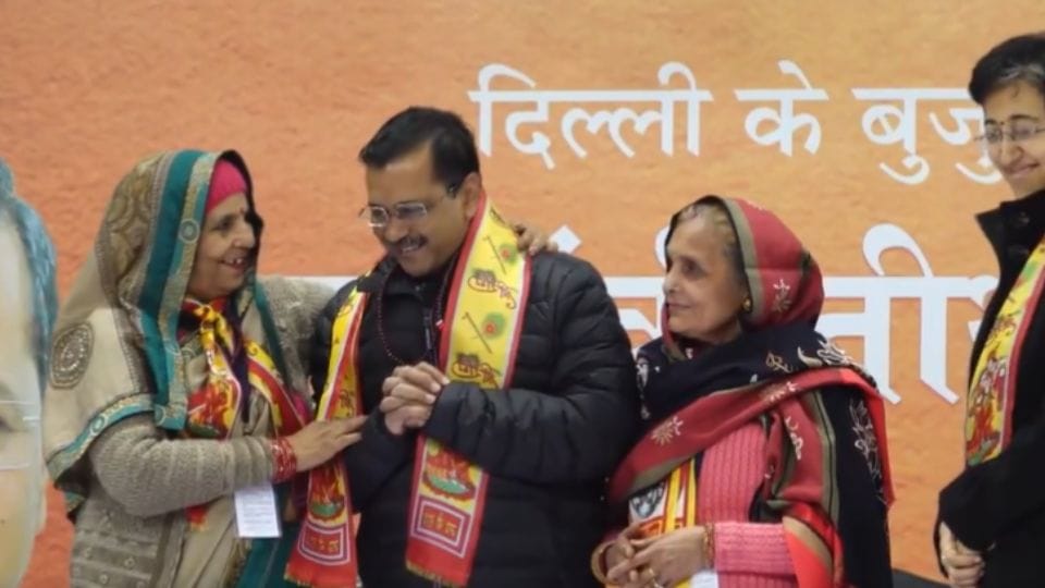 CM Arvind Kejriwal met elderly pilgrim who going to Dwarkadhish gurjrat from Delhi