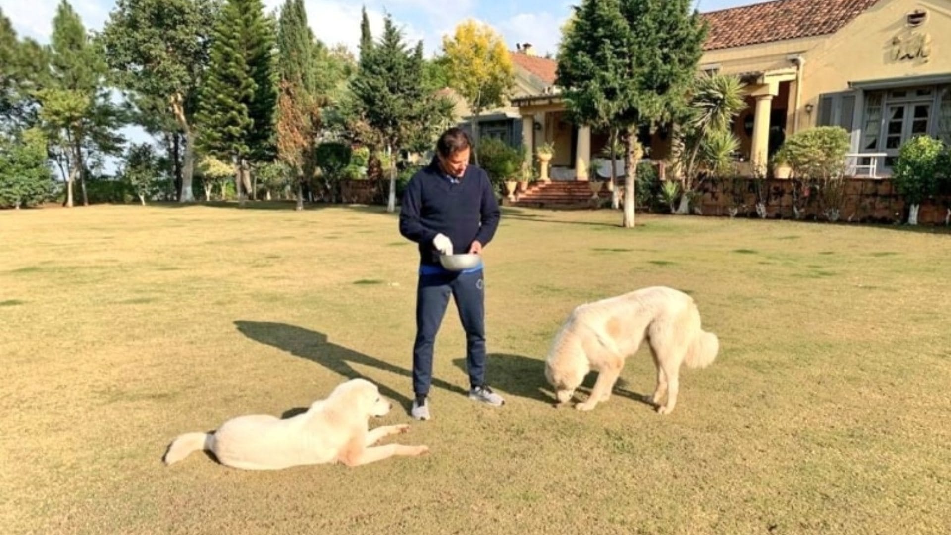 the former prime minister of pakistan imran khan came office by helicopter daily and live in luxury bunglow