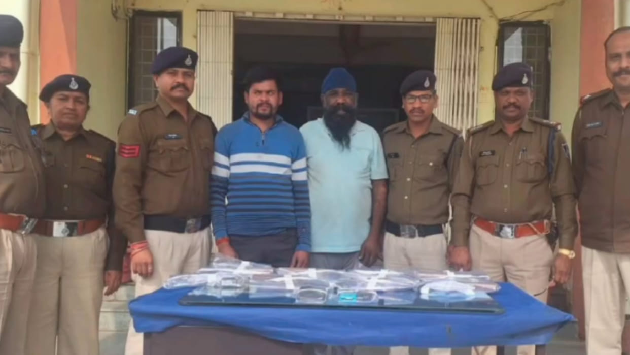 MP News: Three henchmen of interstate gang of arms smugglers arrested, 21 country-made pistols seized