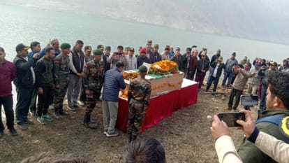 शहीद शैलेन्द्र सिंह को श्रद्धांजलि देने उमड़ा गांव।