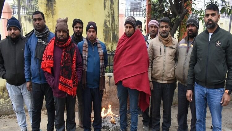 Rampur: रेत की ढांग में दबकर मजदूर की मौत, स्टोन क्रशर में परिजनों का हंगामा, पुलिस पर धमकाने का आरोप
