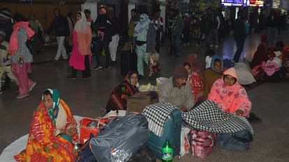 Trains reached Agra late by 14 hours passengers facing problems on platform