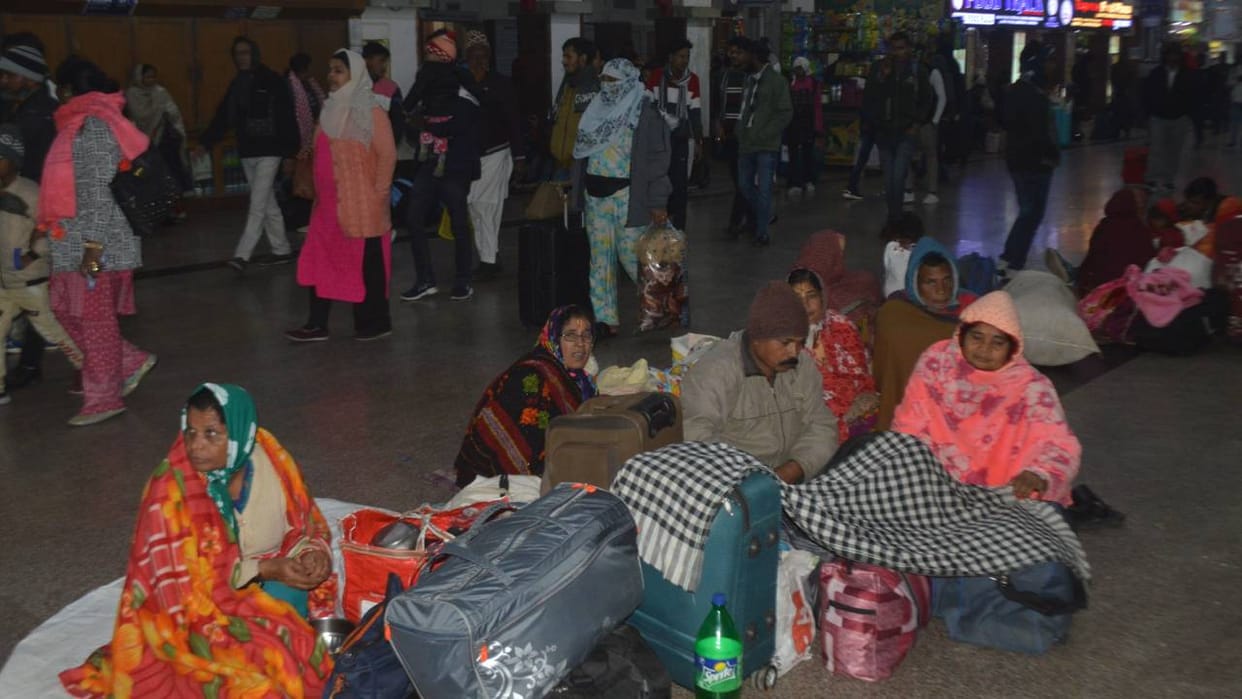 Trains passing through Agra are delayed by many hours due to fog