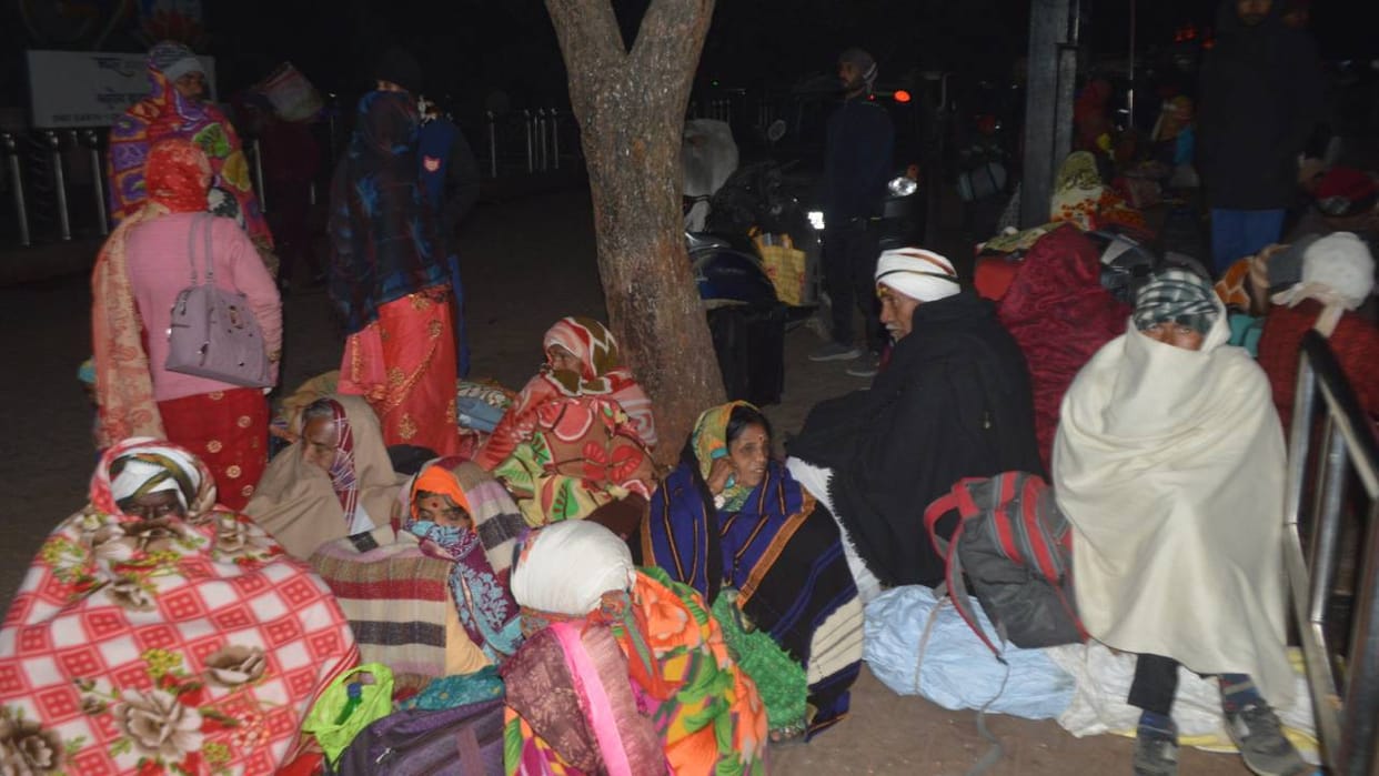 More than thirty trains running late due to fog who passing through Agra