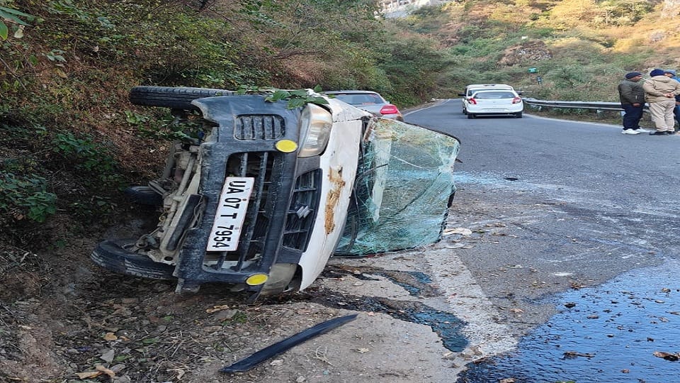 Uttarakhand  News: Car went out of control and overturned on the road in Mussoorie