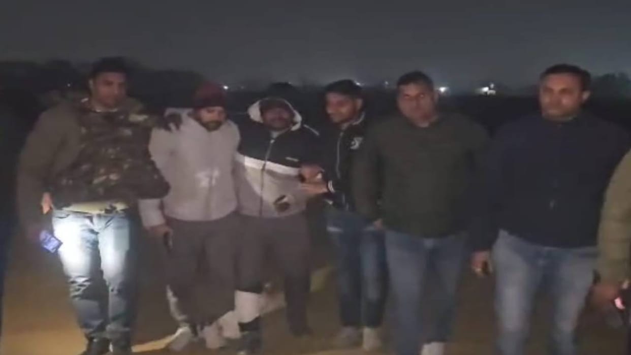 police have arrested two miscreants who stole jewelery from jewelers shop in an encounter In Agra