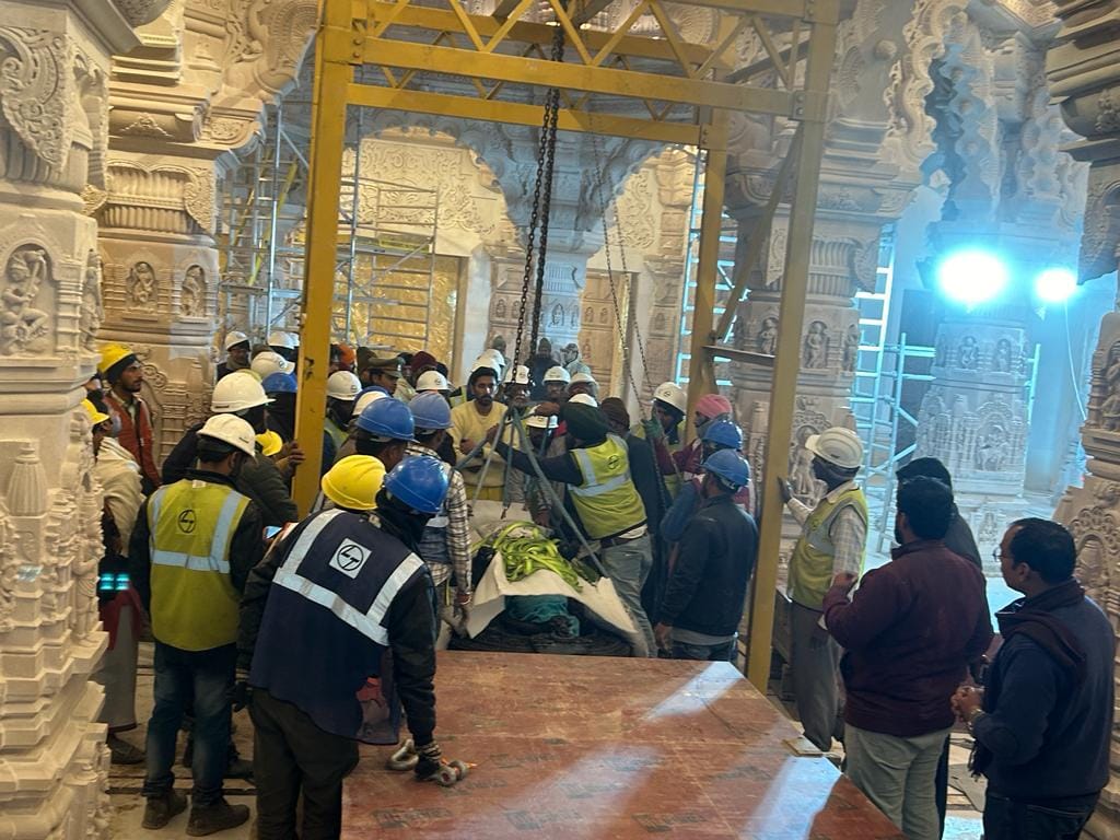 Pran Pratistha: The immovable idol of Ramlala reached the temple premises by truck