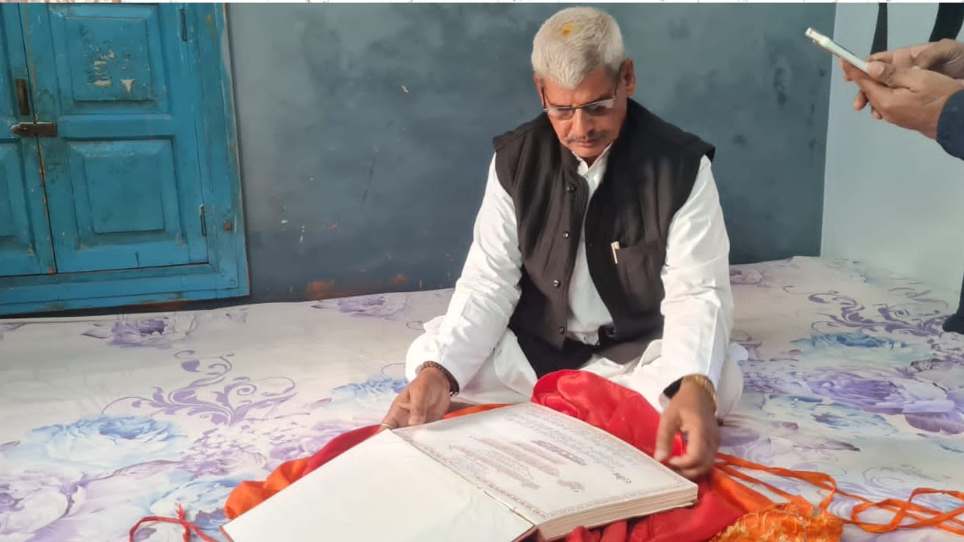 Chandel from Betul MP Writes 1200-page book on Ram, Took Eight Years To complete