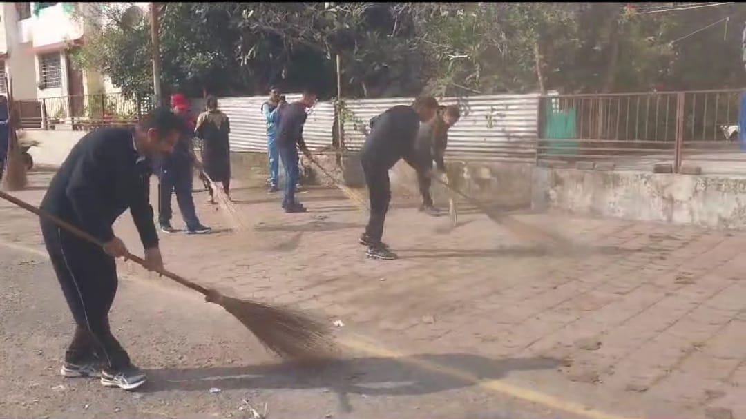 MP News: DGP Sudhir Saxena sweeps police lines, cleanliness campaign in police stations across the state