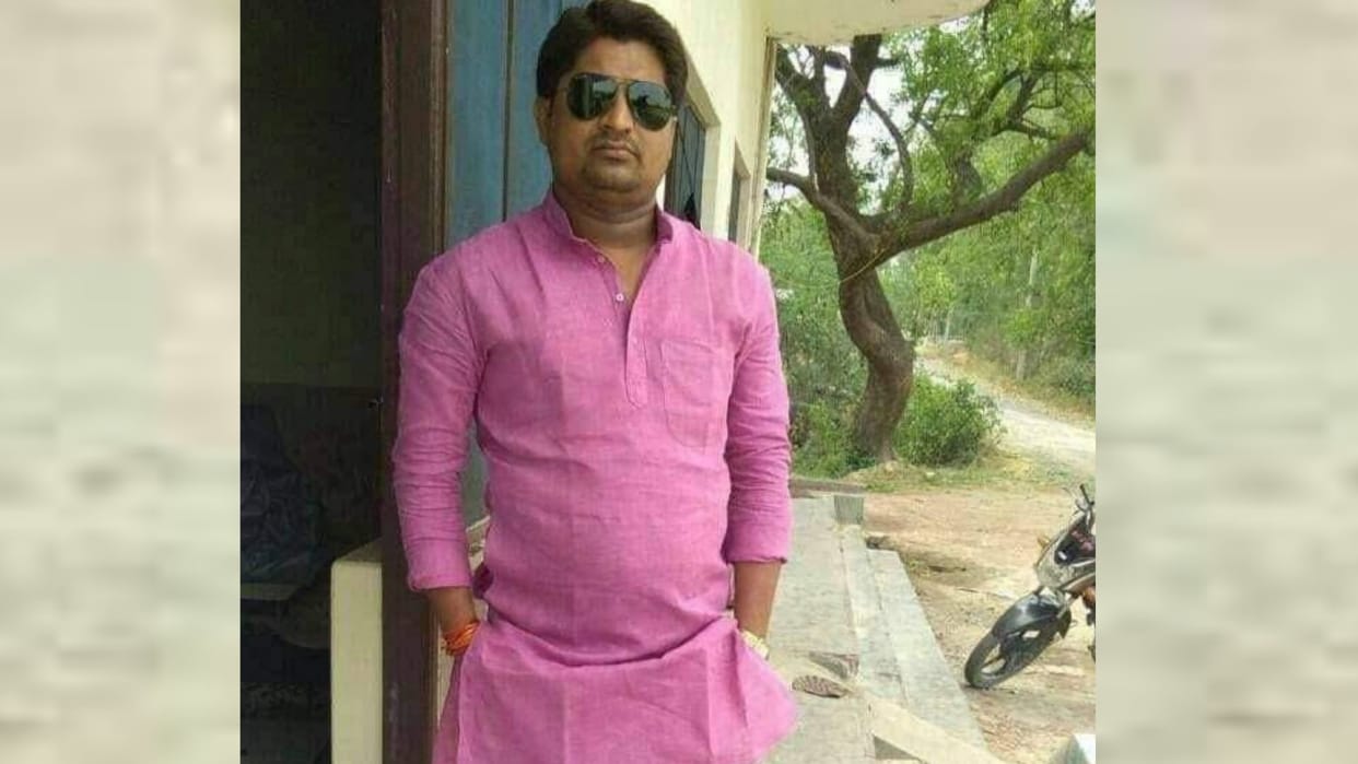 A teacher died in an accident in Amethi.