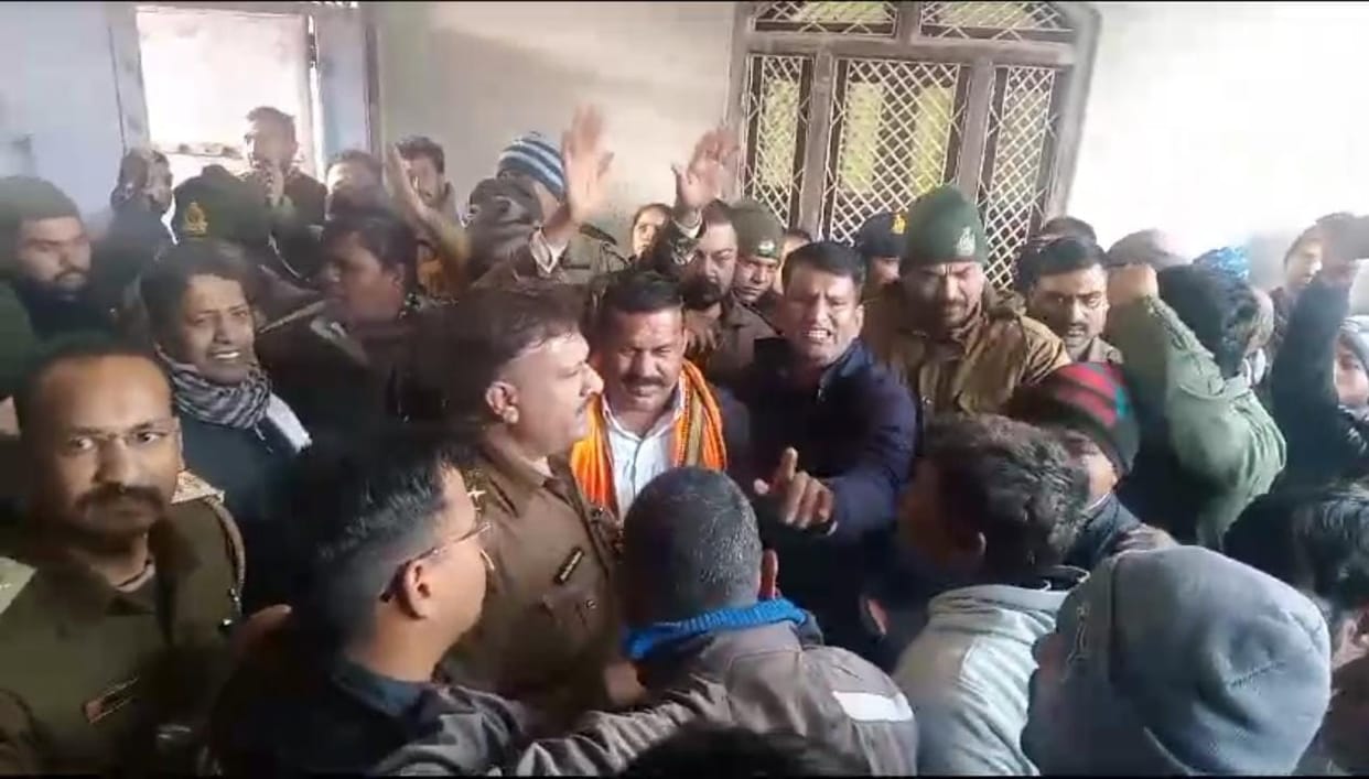 Mandsaur: The villagers surrounded the Central Narcotics Team for 4 hours, which had gone to raid illegal drug