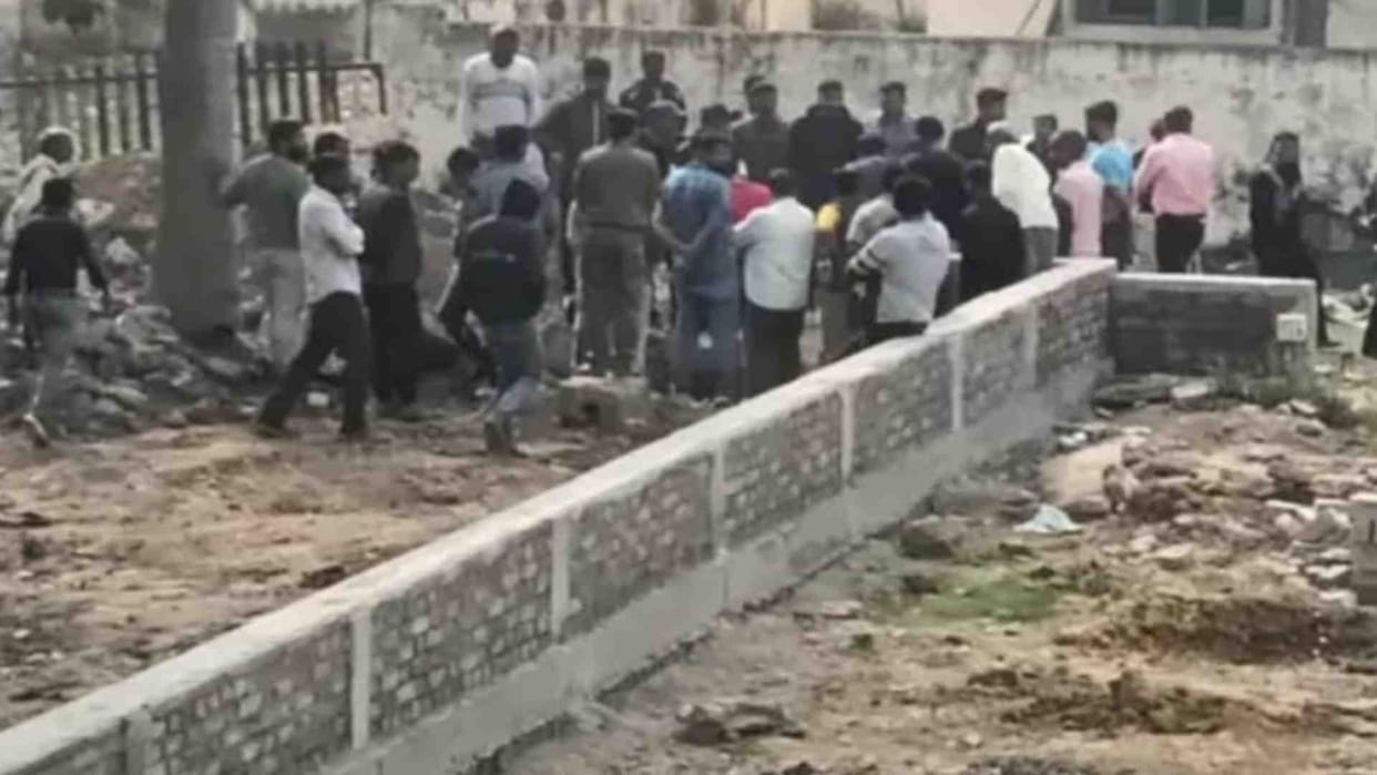 Anuppur News: Youth dead body behind GRP police station